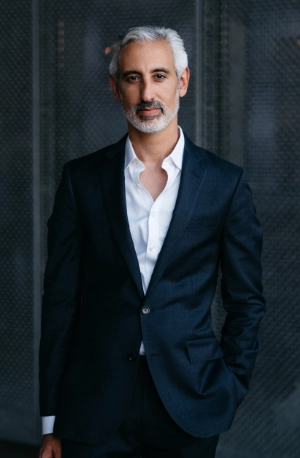 Avi Stein headshot